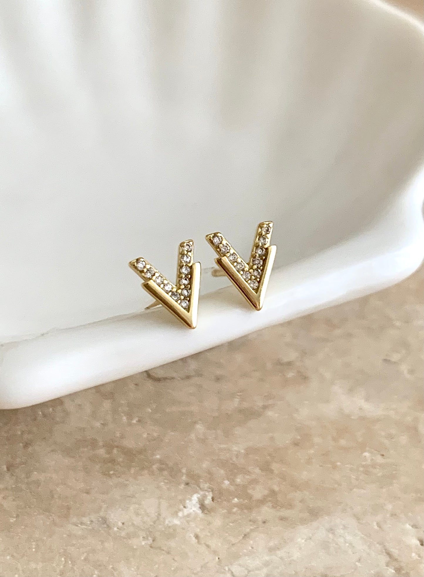 14K Victoria Studs